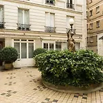 Large & Bright Apartment, Paris, Montmartre-opera, Picturesque Rue Des Martyrs 파리