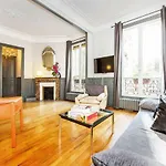 Large & Bright Apartment, Paris, Montmartre-opera, Picturesque Rue Des Martyrs 호텔