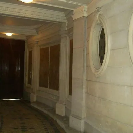 호텔 Large & Bright Apartment, Paris, Montmartre-opera, Picturesque Rue Des Martyrs