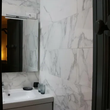 Large & Bright Apartment, Paris, Montmartre-opera, Picturesque Rue Des Martyrs