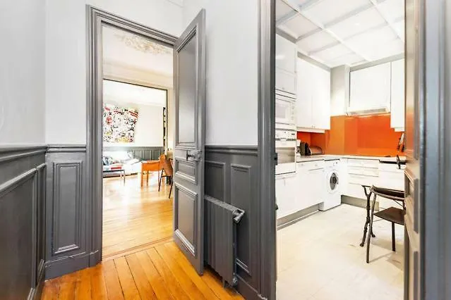Hotel Large & Bright Apartment, Paris, Montmartre-opera, Picturesque Rue Des Martyrs