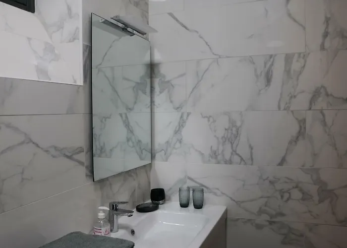 Large & Bright Apartment, Paris, Montmartre-opera, Picturesque Rue Des Martyrs