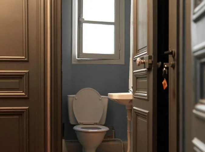 Hotel Large & Bright Apartment, Paris, Montmartre-opera, Picturesque Rue Des Martyrs