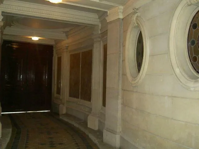 Hotel Large & Bright Apartment, Paris, Montmartre-opera, Picturesque Rue Des Martyrs
