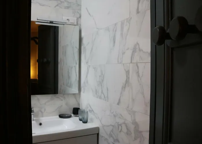 Large & Bright Apartment, Paris, Montmartre-opera, Picturesque Rue Des Martyrs