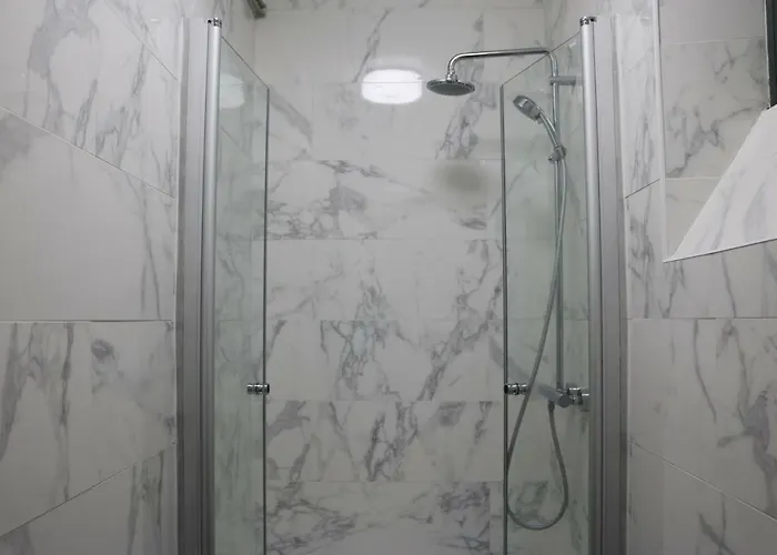 Hotel Large & Bright Apartment, Paris, Montmartre-opera, Picturesque Rue Des Martyrs *