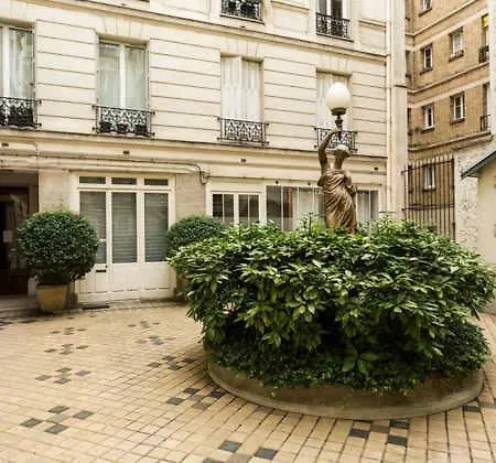 Large & Bright Apartment, Paris, Montmartre-opera, Picturesque Rue Des Martyrs Paris