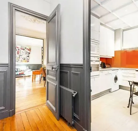 Hotell Large & Bright Apartment, Paris, Montmartre-opera, Picturesque Rue Des Martyrs