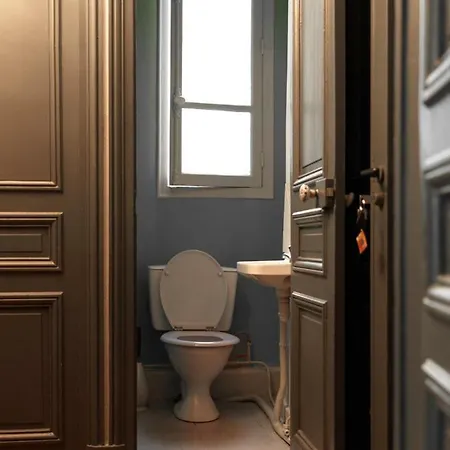 Hotell Large & Bright Apartment, Paris, Montmartre-opera, Picturesque Rue Des Martyrs