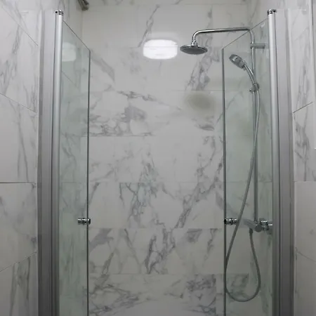 Hotell Large & Bright Apartment, Paris, Montmartre-opera, Picturesque Rue Des Martyrs *